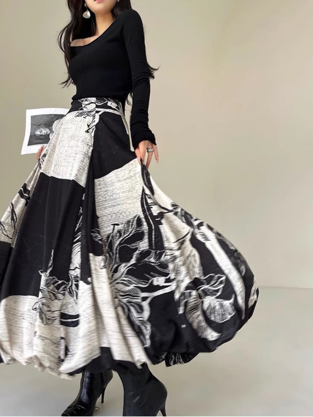 COMMENSE Bud Waist Side-Zipper Black White Floral Midi Skirt NWT Size Small